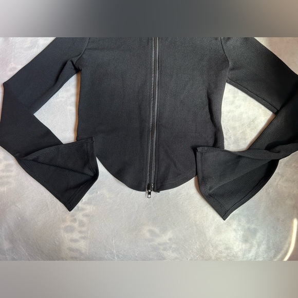 ❌SOLD❌ BLACK HOODED TWO WAY ZIP UP LONG SLEEVE WORKOUT ACTIVEWEAR JACKET HOODIE - Picture 4 of 9